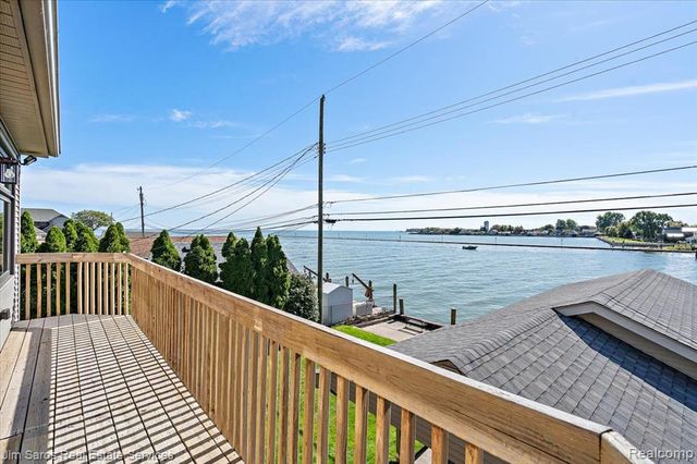 22676 Bayview Drive, Saint Clair Shores, MI 48081