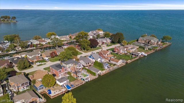 22676 Bayview Drive, Saint Clair Shores, MI 48081