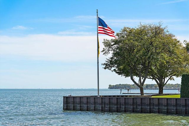 22676 Bayview Drive, Saint Clair Shores, MI 48081