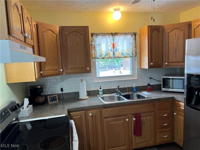 418 Carol Lane, Elyria, OH 44035