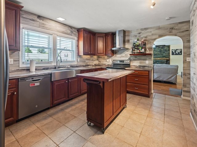 14 Orton St, Worcester, MA 01604