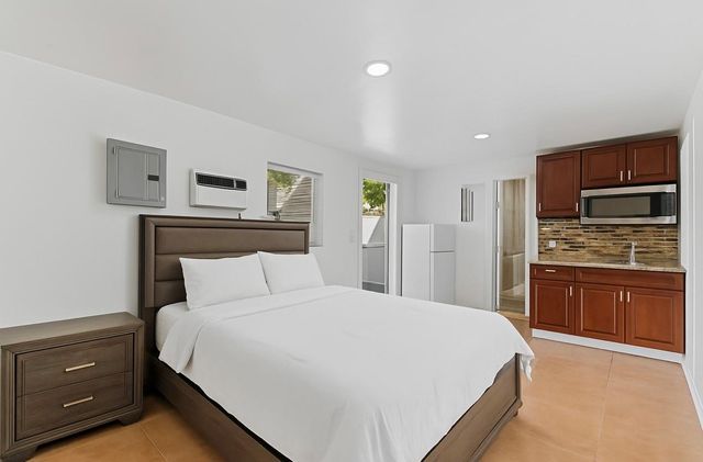 31 Miami Gardens Rd, West Park, FL 33023