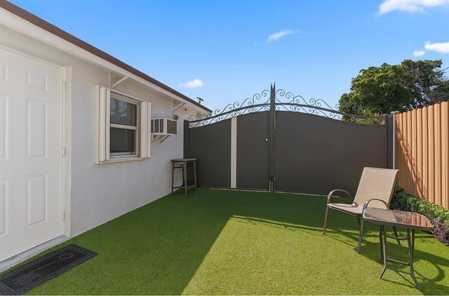 31 Miami Gardens Rd, West Park, FL 33023