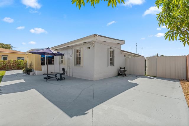 31 Miami Gardens Rd, West Park, FL 33023