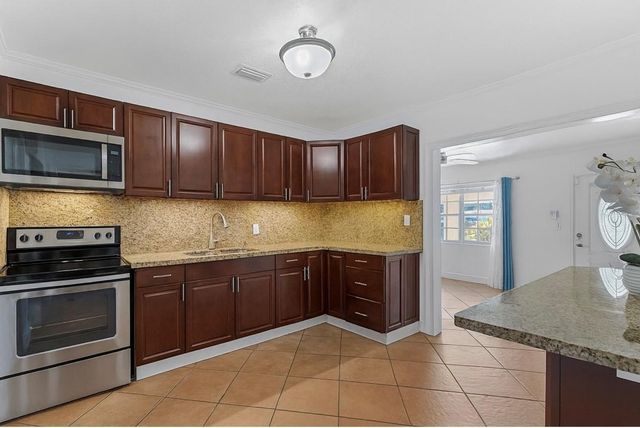 31 Miami Gardens Rd, West Park, FL 33023