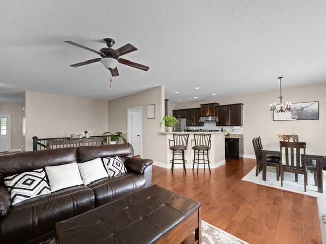 67 Cobblestone Lane, Leclaire, IA 52753