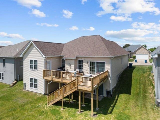 67 Cobblestone Lane, Leclaire, IA 52753
