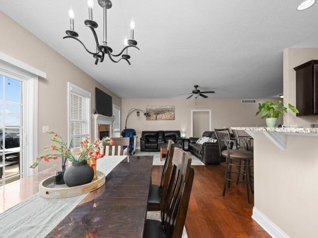 67 Cobblestone Lane, Leclaire, IA 52753
