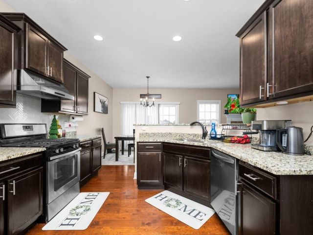 67 Cobblestone Lane, Leclaire, IA 52753