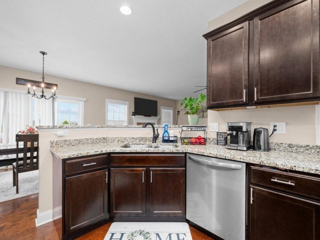 67 Cobblestone Lane, Leclaire, IA 52753