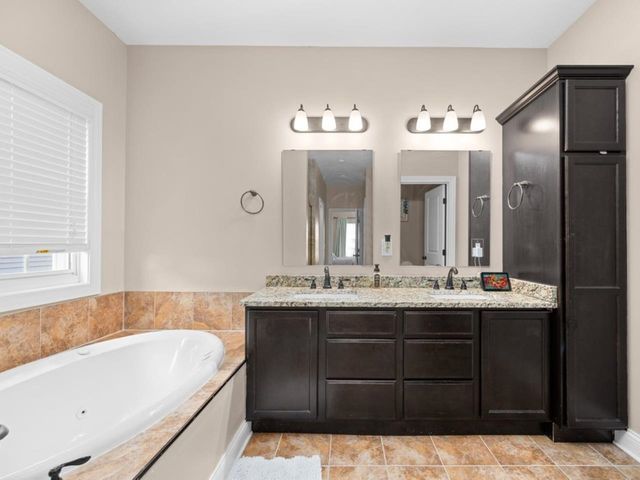 67 Cobblestone Lane, Leclaire, IA 52753