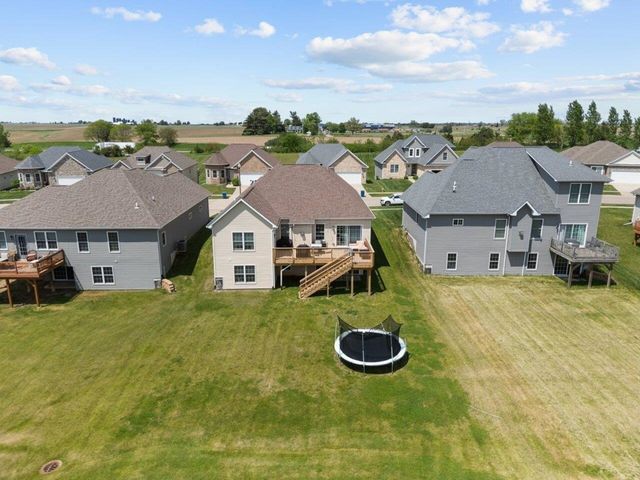 67 Cobblestone Lane, Leclaire, IA 52753