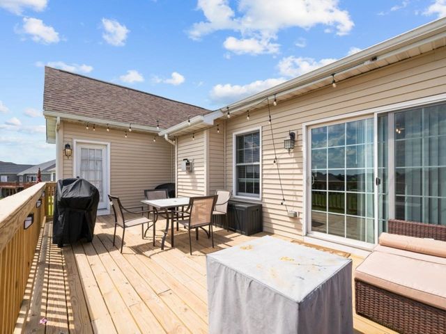 67 Cobblestone Lane, Leclaire, IA 52753