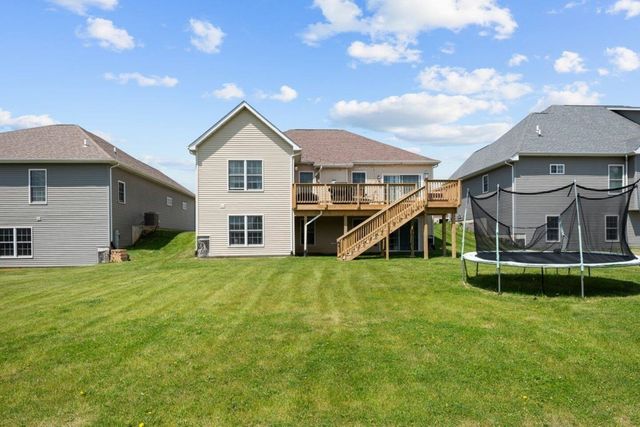 67 Cobblestone Lane, Leclaire, IA 52753