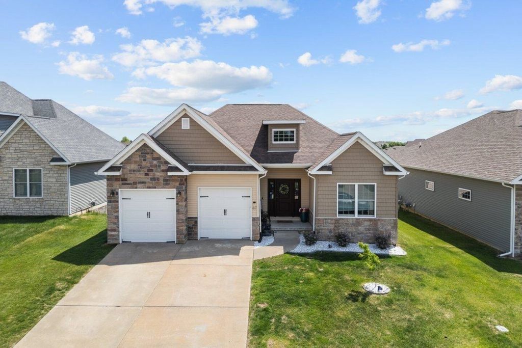 67 Cobblestone Lane, Leclaire, IA 52753