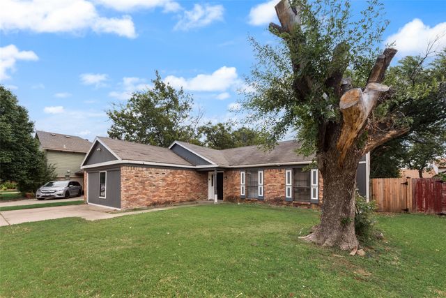 1704 Fieldstone Court, Arlington, TX 76018