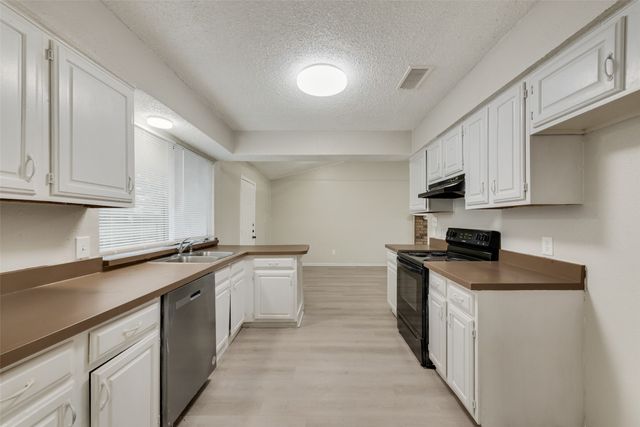 1704 Fieldstone Court, Arlington, TX 76018