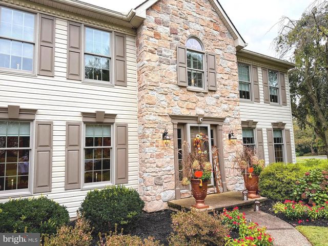 8 RED OAK DR, Coatesville, PA 19320