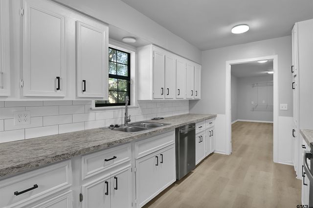 1310 Ridgeview Dr, Tyler, TX 75701