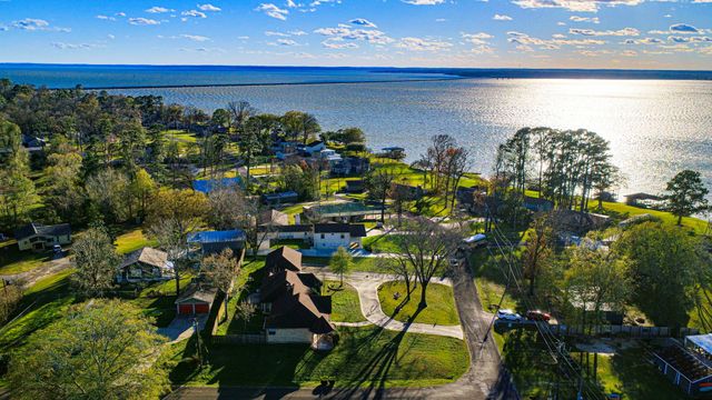 195 Lakeview Harbor, Onalaska, TX 77360