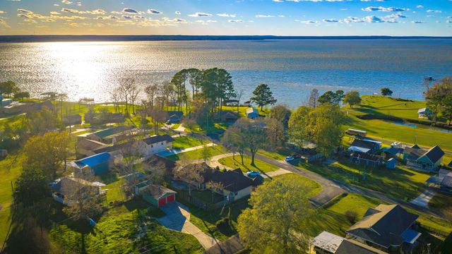 195 Lakeview Harbor, Onalaska, TX 77360