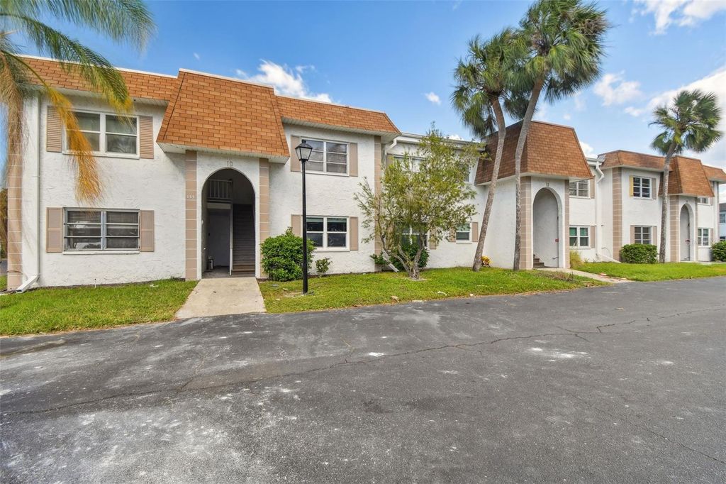 Image 12 of property listing at 345 S MCMULLEN BOOTH ROAD 142, Clearwater, FL 33759