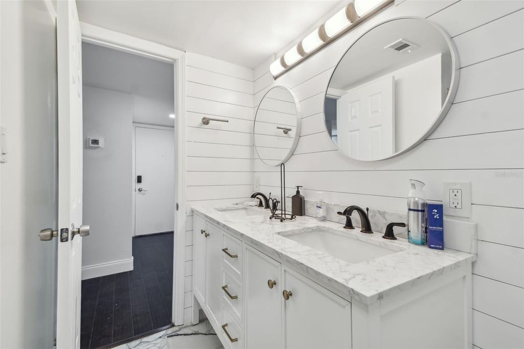 Image 7 of property listing at 345 S MCMULLEN BOOTH ROAD 142, Clearwater, FL 33759