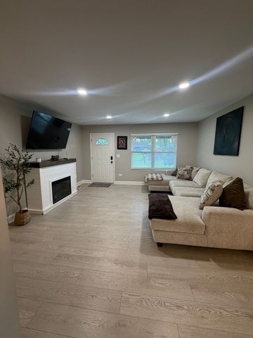 201 Fairwood Drive, Bolingbrook, IL 60440