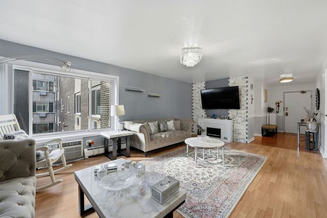 10015 Beverly Drive 205, Skokie, IL 60076