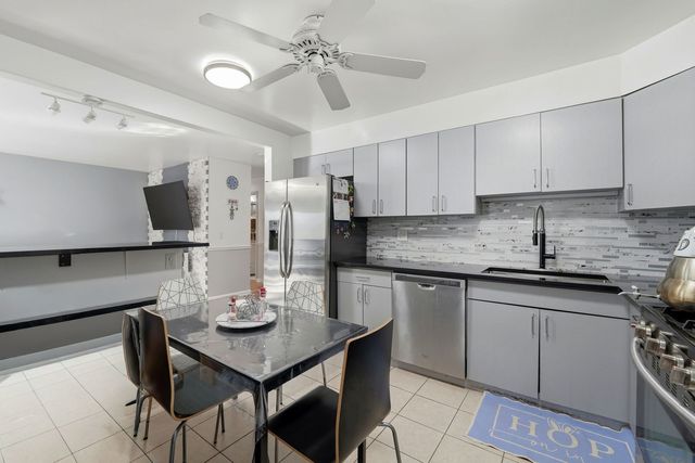 10015 Beverly Drive 205, Skokie, IL 60076