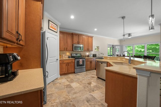 18 Cedar Ridge Circle, Crossville, TN 38558