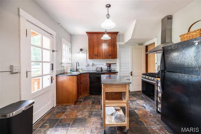 20 Lawn Place, St Louis, MO 63110