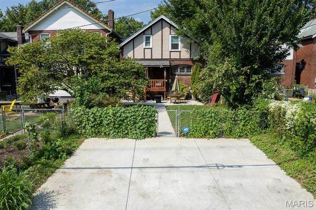 20 Lawn Place, St Louis, MO 63110