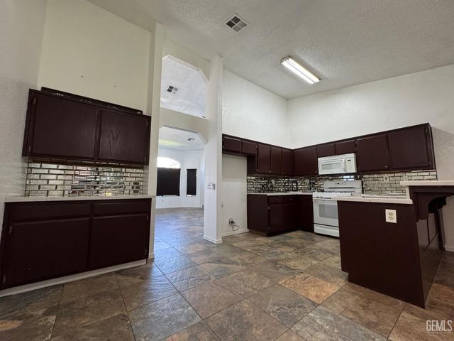 6101 Key West Drive, Bakersfield, CA 93313