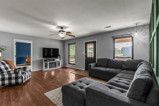 1988 W Liberty Avenue, Tontitown, AR 72762