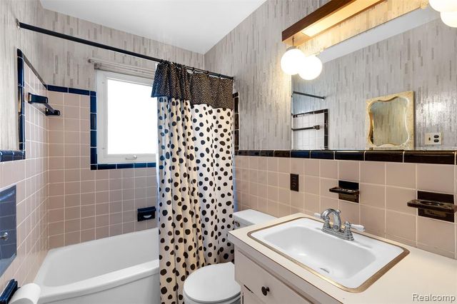 22225 E 10 Mile Road, Saint Clair Shores, MI 48080