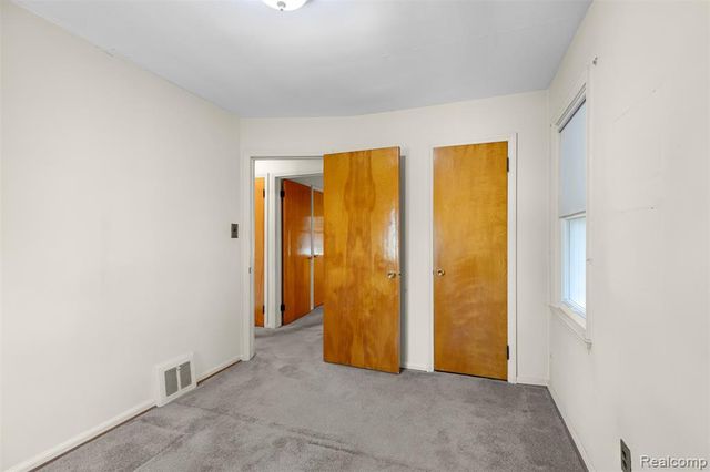 22225 E 10 Mile Road, Saint Clair Shores, MI 48080