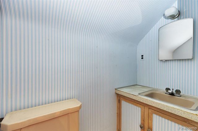 22225 E 10 Mile Road, Saint Clair Shores, MI 48080