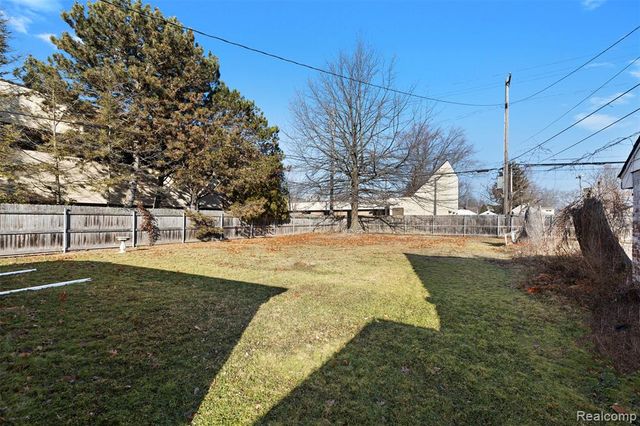 22225 E 10 Mile Road, Saint Clair Shores, MI 48080