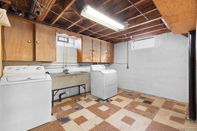 22225 E 10 Mile Road, Saint Clair Shores, MI 48080