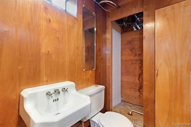 22225 E 10 Mile Road, Saint Clair Shores, MI 48080