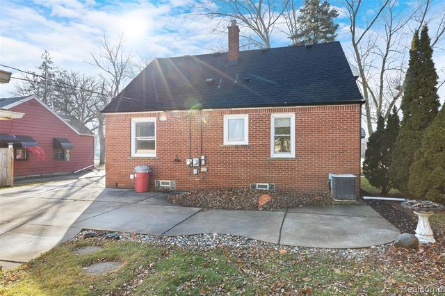 22225 E 10 Mile Road, Saint Clair Shores, MI 48080