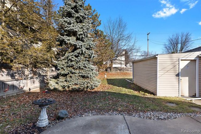 22225 E 10 Mile Road, Saint Clair Shores, MI 48080