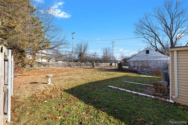 22225 E 10 Mile Road, Saint Clair Shores, MI 48080