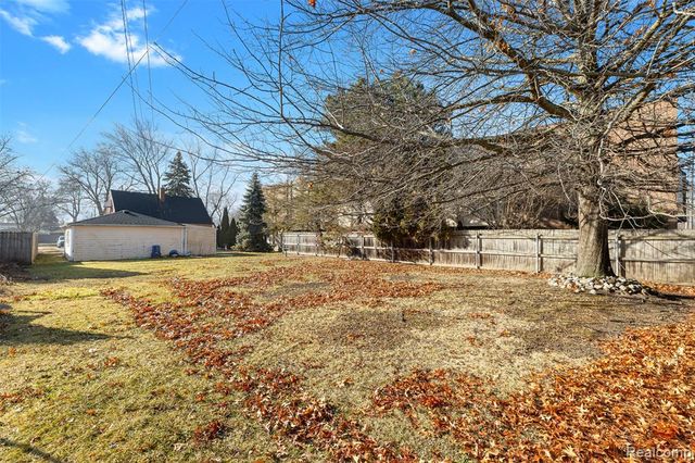 22225 E 10 Mile Road, Saint Clair Shores, MI 48080