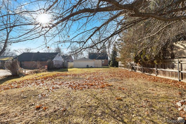 22225 E 10 Mile Road, Saint Clair Shores, MI 48080