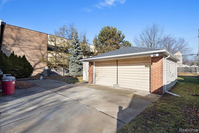 22225 E 10 Mile Road, Saint Clair Shores, MI 48080