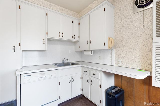 22225 E 10 Mile Road, Saint Clair Shores, MI 48080