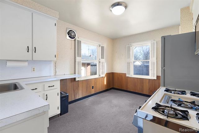 22225 E 10 Mile Road, Saint Clair Shores, MI 48080