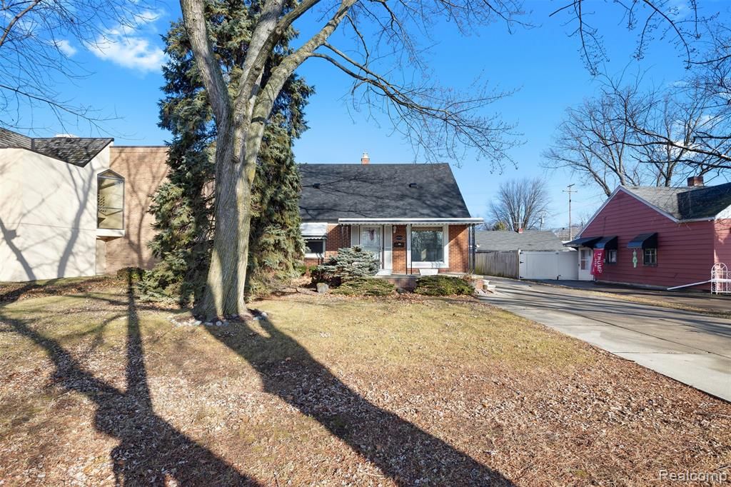 22225 E 10 Mile Road, Saint Clair Shores, MI 48080